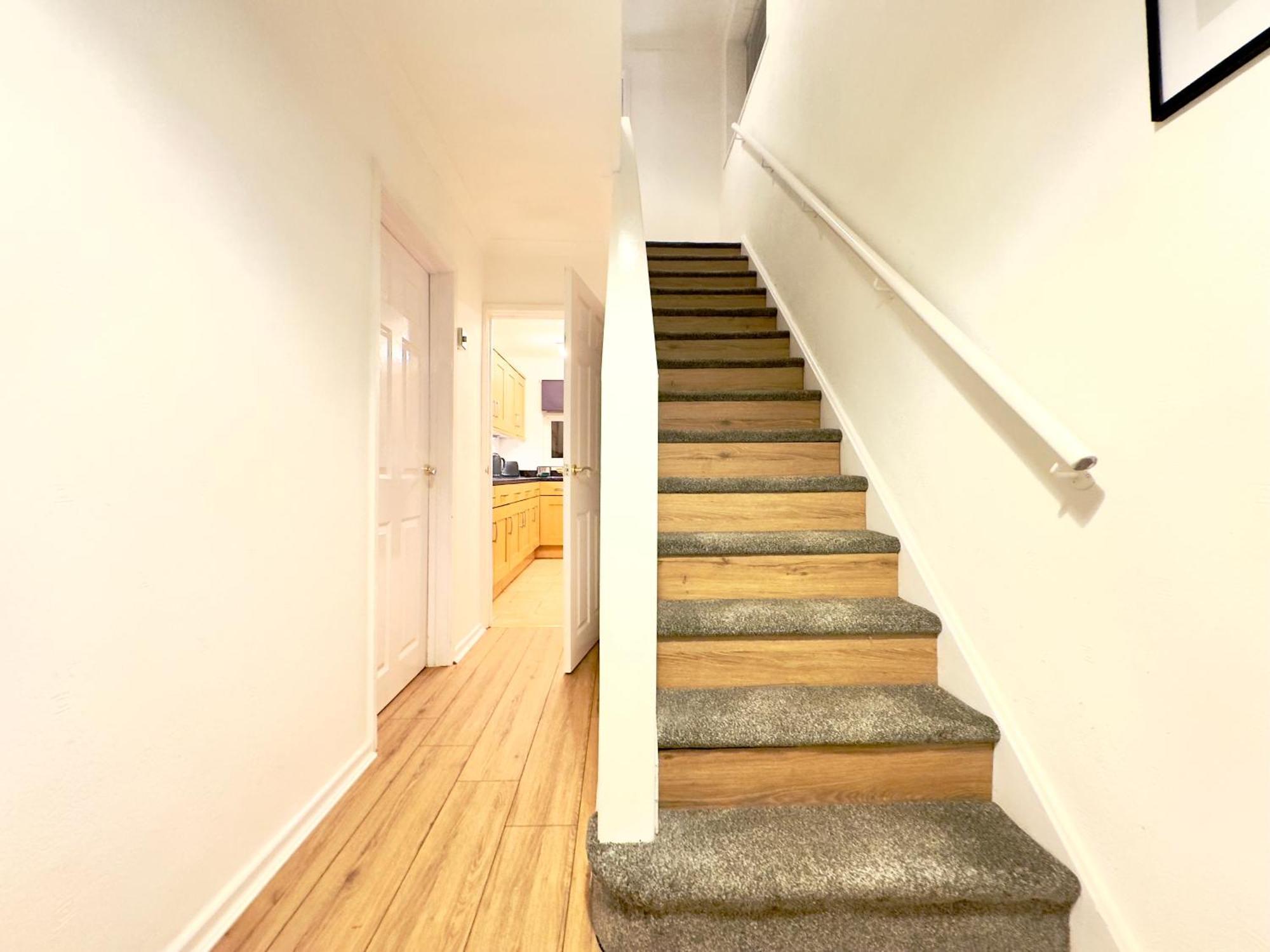 Rnm - Business Professionals Ready, Cost Effective For Large Stays! 3 Bedroom Lounge, Private Access & Entire Place, Kitchen & Washroom With Amenities, Smart Tv, Easy Access, Fast Wifi, Large Driveway, Great Transport Links, Near Worcester Hospital A Bagian luar foto