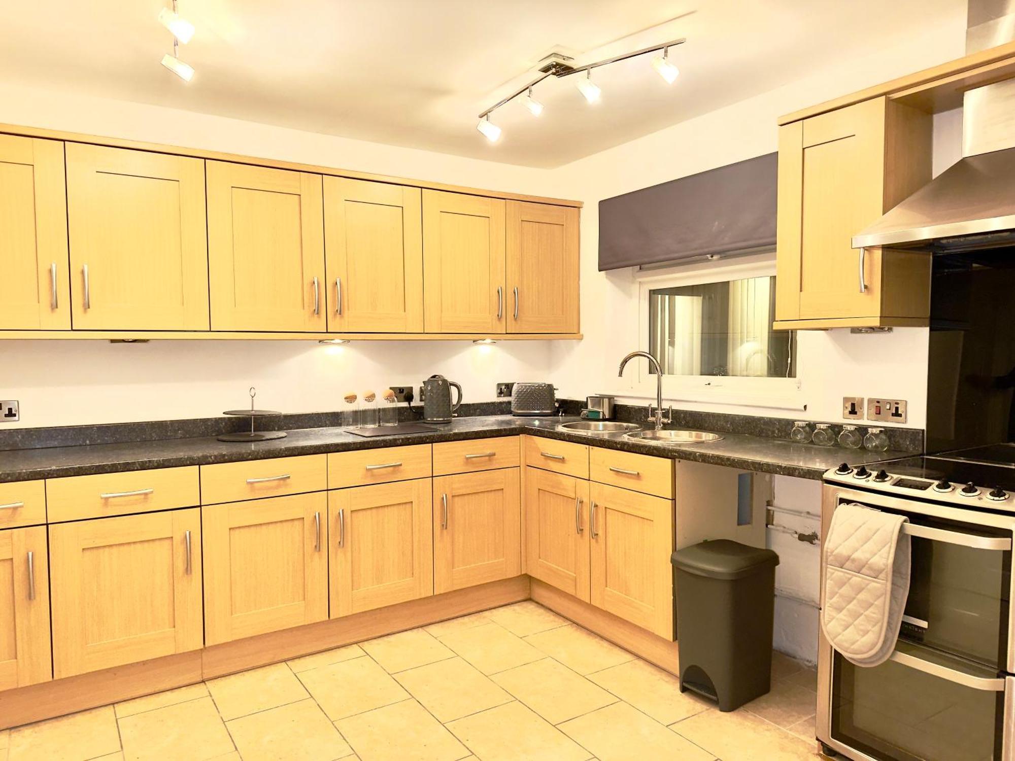 Rnm - Business Professionals Ready, Cost Effective For Large Stays! 3 Bedroom Lounge, Private Access & Entire Place, Kitchen & Washroom With Amenities, Smart Tv, Easy Access, Fast Wifi, Large Driveway, Great Transport Links, Near Worcester Hospital A Bagian luar foto