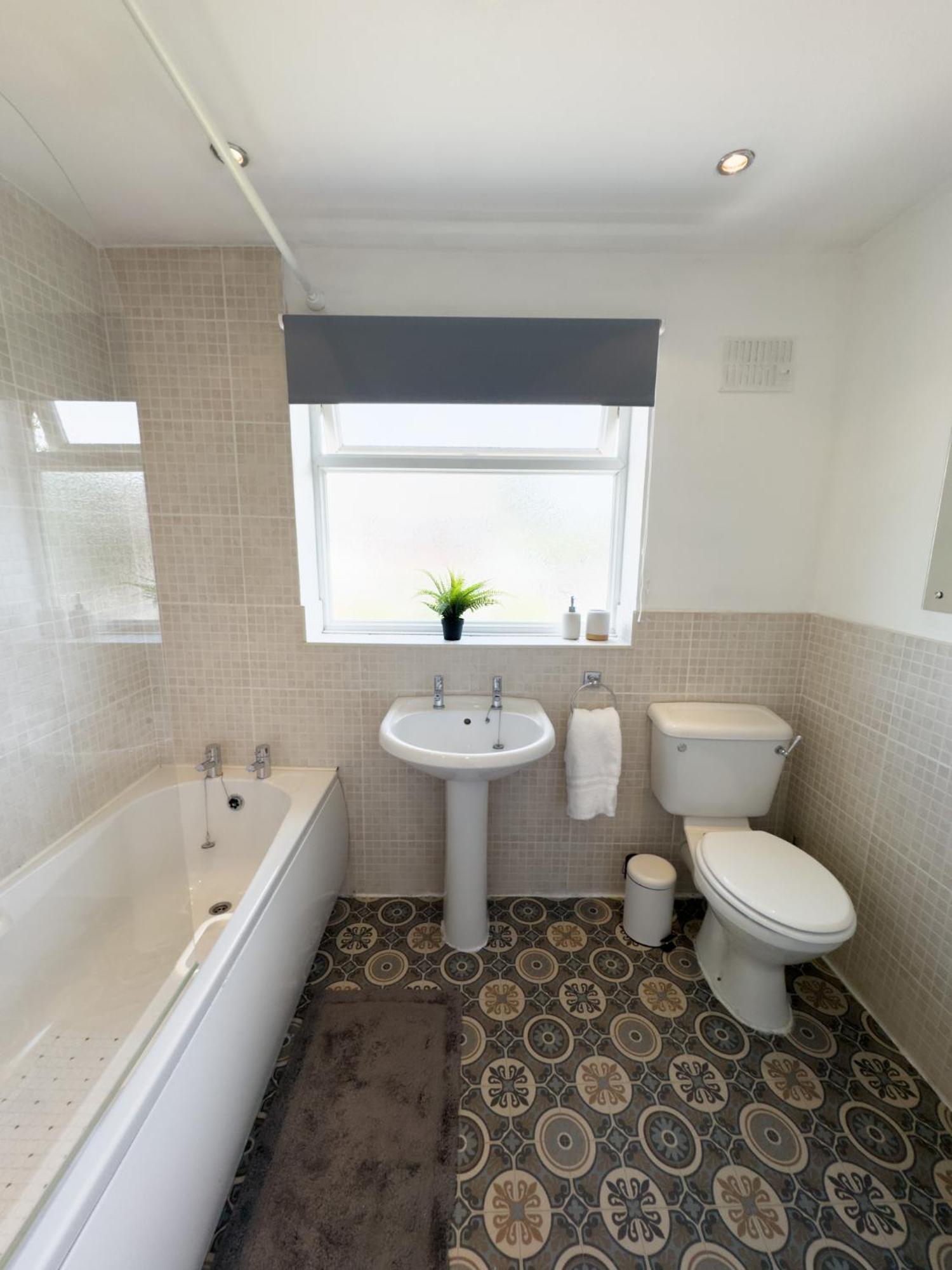 Rnm - Business Professionals Ready, Cost Effective For Large Stays! 3 Bedroom Lounge, Private Access & Entire Place, Kitchen & Washroom With Amenities, Smart Tv, Easy Access, Fast Wifi, Large Driveway, Great Transport Links, Near Worcester Hospital A Bagian luar foto